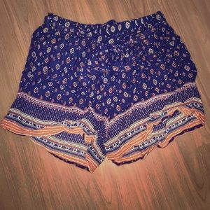 Belted flowy shorts with navy pattern